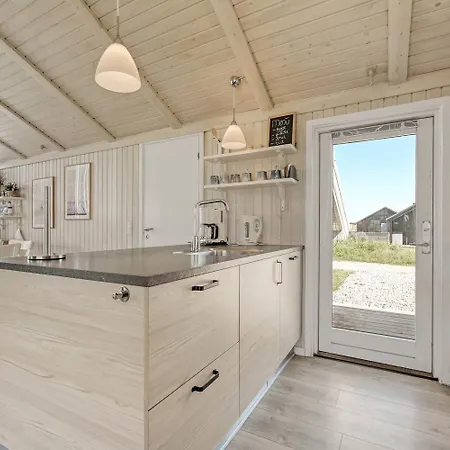 Semesterbostad Spaceous Wooden House With - Sj724 Harboør