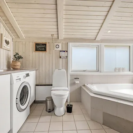 Spaceous Wooden House With - Sj724