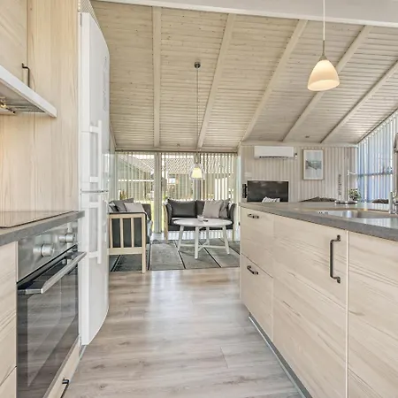 Spaceous Wooden House With - Sj724 * Harboør