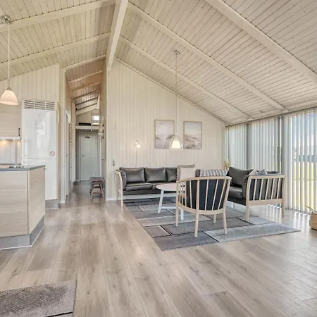 Semesterbostad Spaceous Wooden House With - Sj724 Harboør