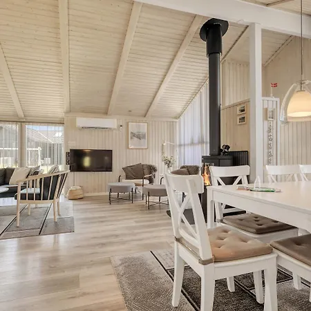Dom wakacyjny Spaceous Wooden House With - Sj724 Harboør