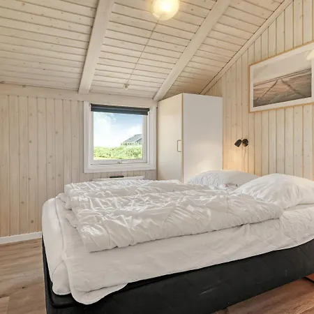 Semesterbostad Spaceous Wooden House With - Sj724