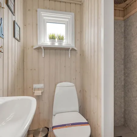 Spaceous Wooden House With - Sj724 Harboør