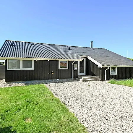 Tatil Evi Spaceous Wooden House With - Sj724