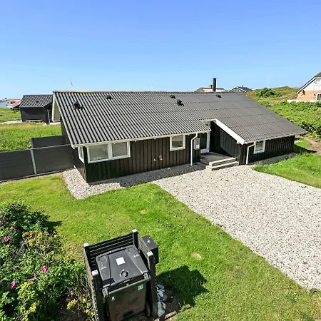 Spaceous Wooden House With - Sj724
